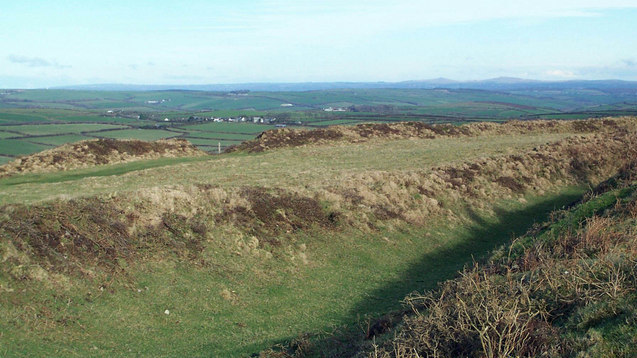 earthworks_at_the_iron_age_fort_castle_an_dinas_-_geograph-org-uk_-_329999_cropped