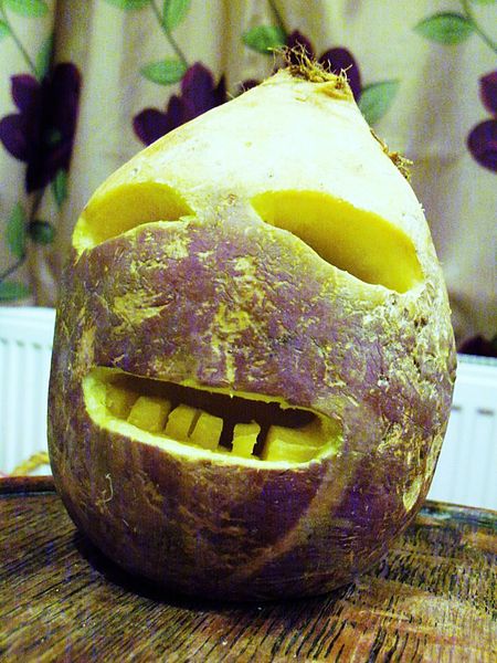 450px-Traditional_Cornish_Jack-o'-Lantern_made_from_a_turnip