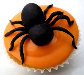 800px-Halloween_Spider_Cup_Cake_(6868901903)