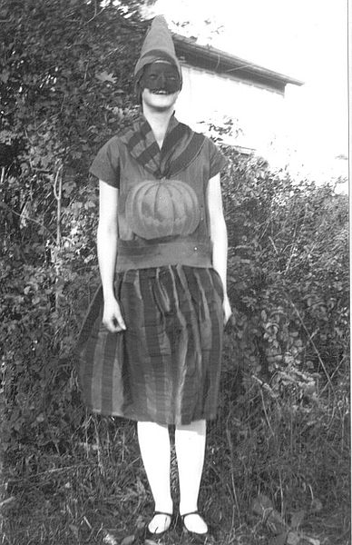 Waterdown_Public_School,_Ontario,_1928_halloween_costume